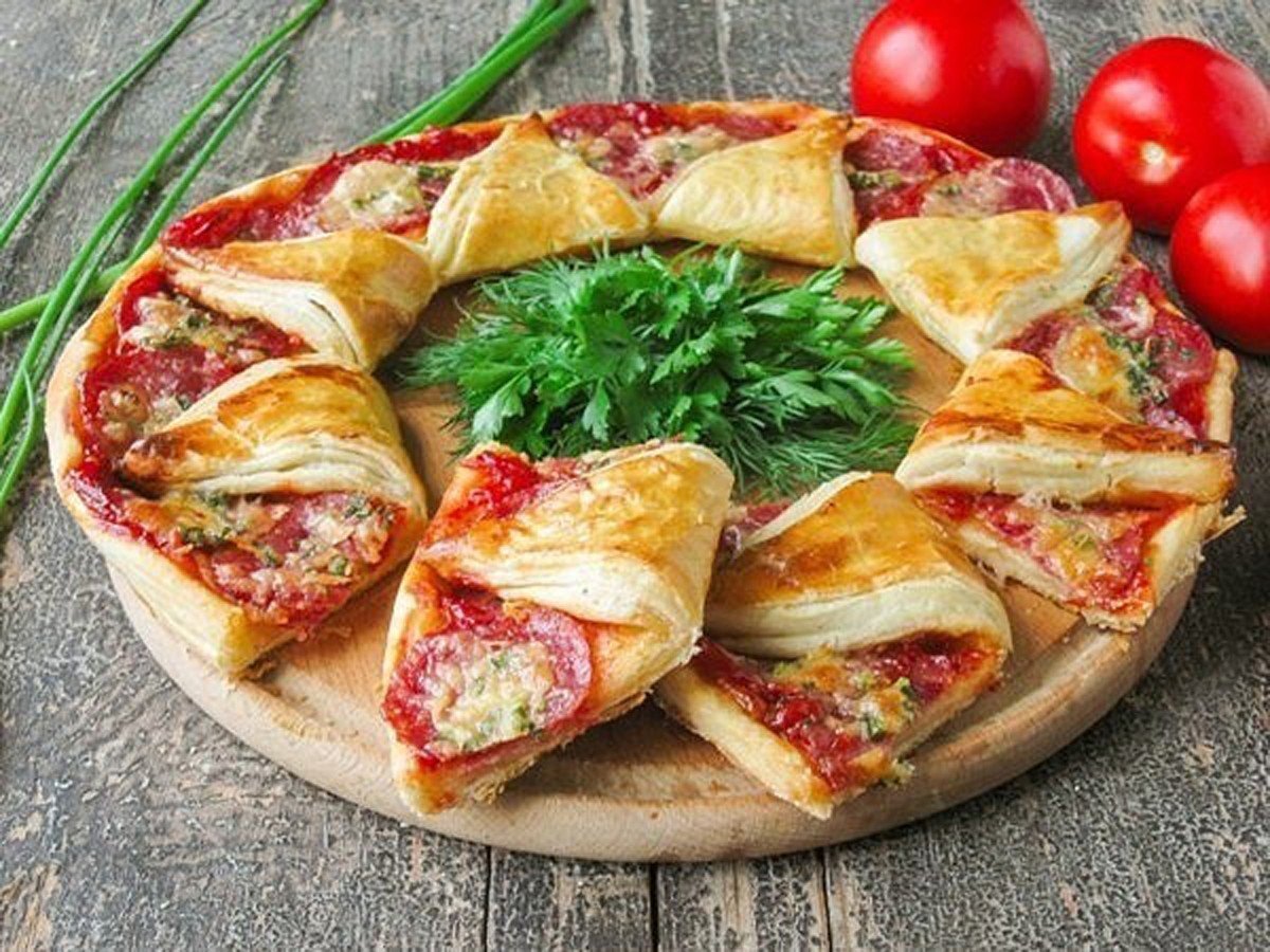 Пицца на слоёном тесте